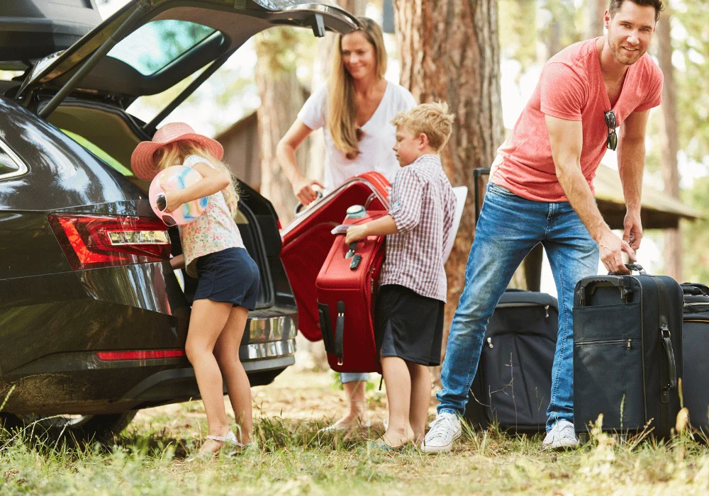 Rodzina pakuje się do samochodu na campingu