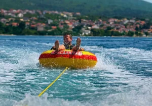 koło dmuchane ciągnięte za łodzią