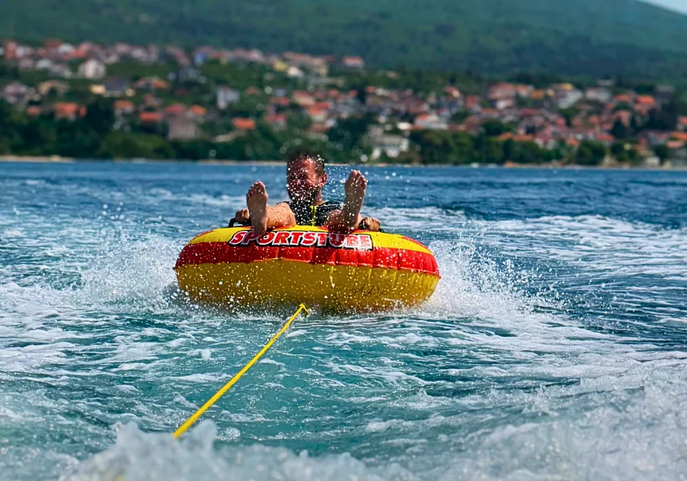 koło dmuchane ciągnięte za łodzią